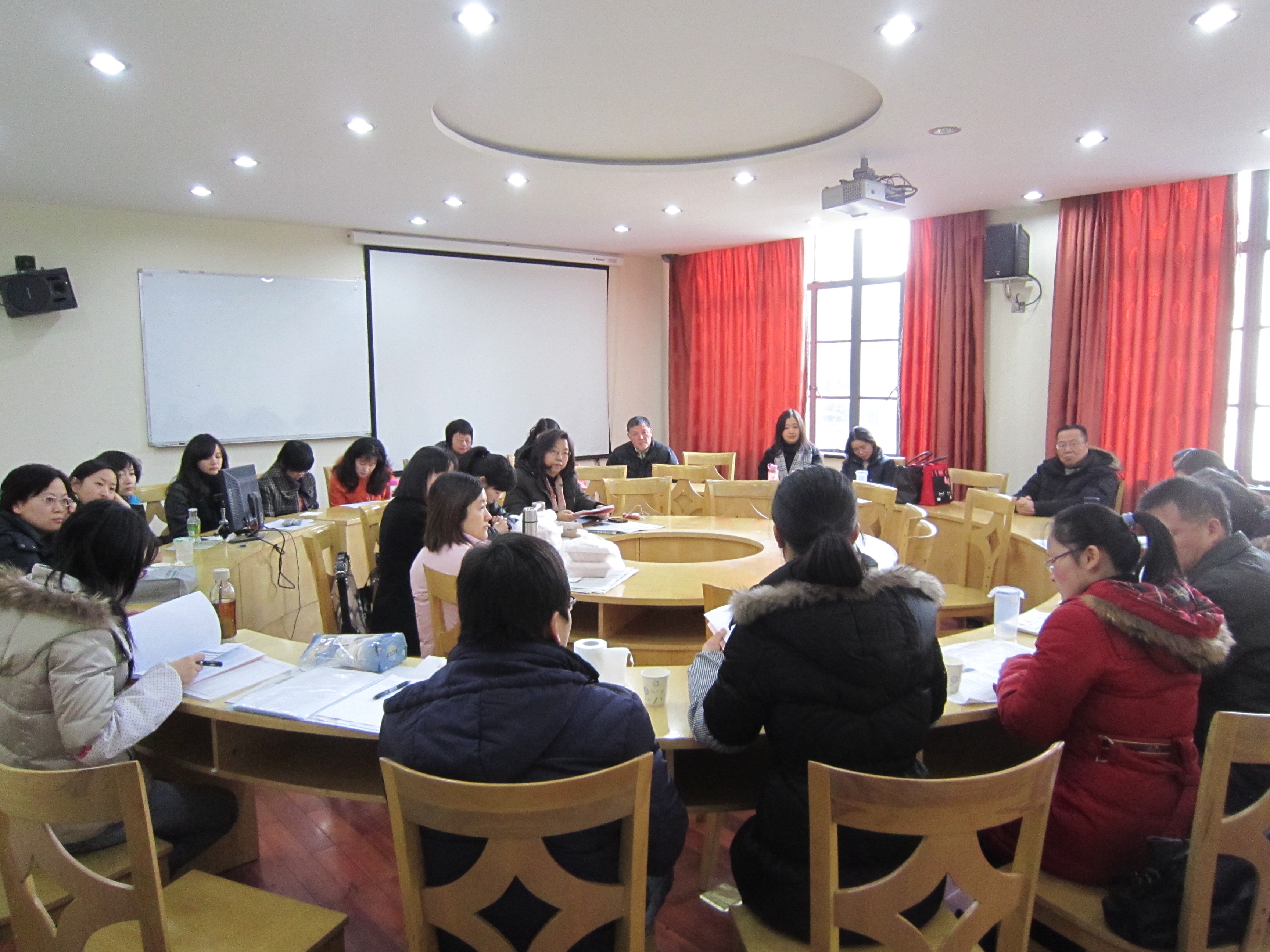 美加墨世界杯官方网站班导师一同探讨工作